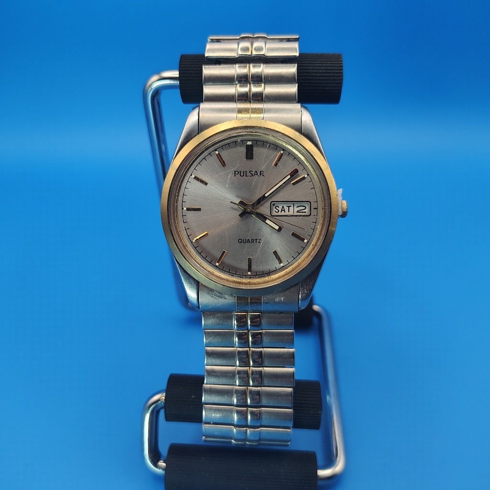 Vintage 1986 Pulsar by Seiko 34mm Men's Quartz Two Tone Watch Screw‎ Back - Picture 2 of 10